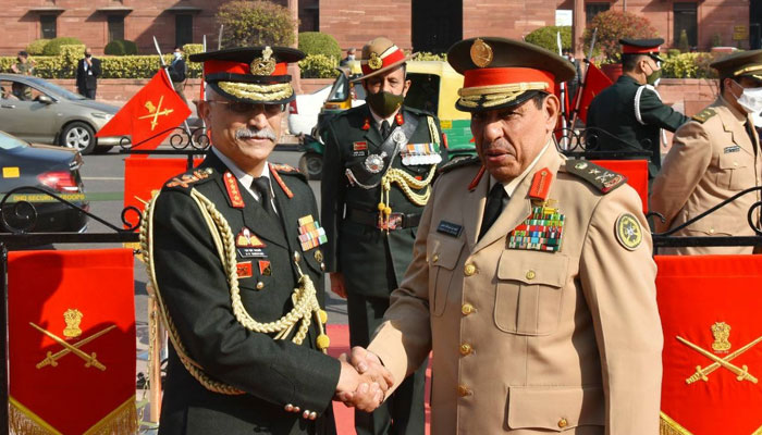 Indian Army Chief Manoj Mukund Naravane (L) greets Saudi Arabia Land Forces Commander Lieutenant General Fahd Bin Abdullah Mohammed Al-Mutair (R) on his arrival in New Delhi, India. — Indian Ministry of Defence