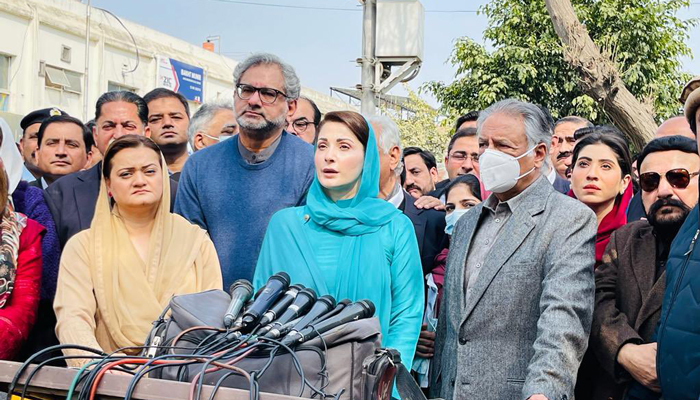 Maryam Nawaz speaking to media outside Islamabad High Court. — Twitter/@malikAziim
