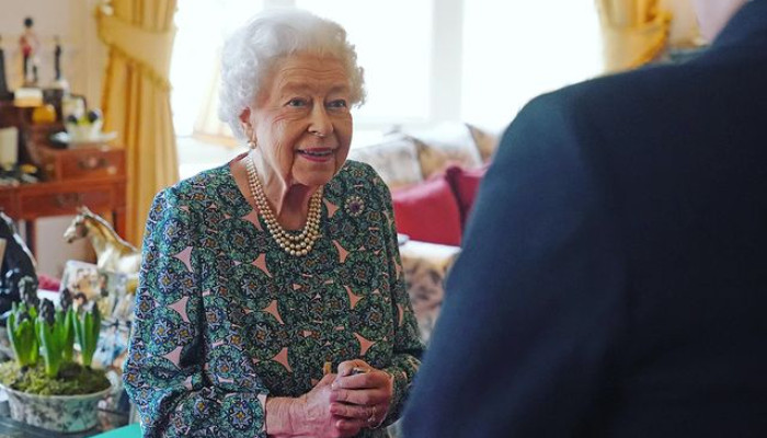 Durante el compromiso de la familia real, la reina Isabel bromea diciendo que no puede moverse sola