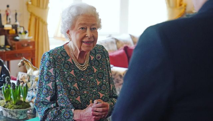 La reina Isabel II de Gran Bretaña bromeó el miércoles diciendo que no podía moverse mucho