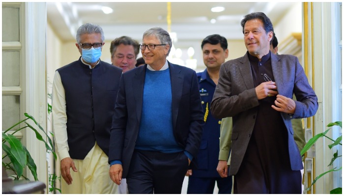 SAPM Dr Faisal Sultan (left), Bill Gates (middle) and PM Imran Khan (right). Photo: Twitter/ @BillGates