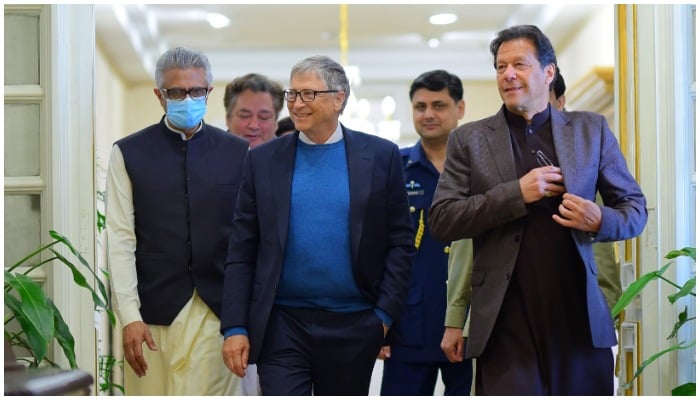 SAPM Dr Faisal Sultan (left), Bill Gates (middle) and PM Imran Khan (right). Photo: Twitter/BillGates