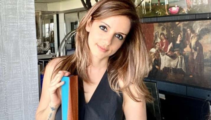 Sussanne Khan goes chic in casual crop top, drops latest mirror selfie