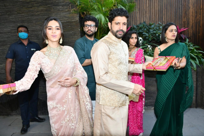 Farhan Akhtar, Shibani Dandekar mark first post-wedding appearance with SWEET gesture