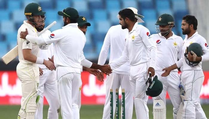 Pakistan Test squad greeting Aussie players after an innings. Photo: DNA India