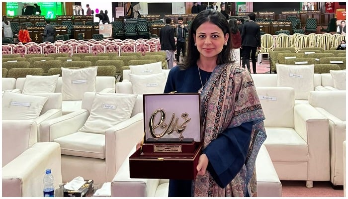 Image Pakistan Co-Director Uzma Ahmad holding the award.