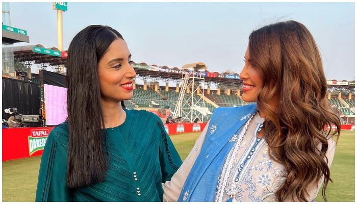 Pakistani sports presenter Zainab Abbas poses with her Aussie counterpart, Erin Holland, at the Gaddafi Stadium in Lahore for the Eliminator 1 match between Peshawar Zalmi and Islamabad United. — Instagram/erinvholland