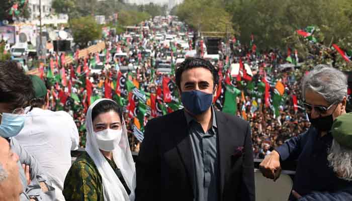 PPP Chairman Bilawal Bhutto-Zardari and sister Aseefa Bhutto-Zardari pose for a picture before departing for long march. Photo: Twitter/ @MediaCellPPP