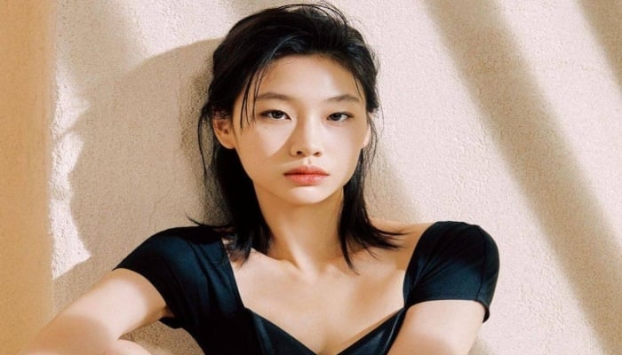 Squid Game Star HoYeon Jung gets emotional while receiving first SAG award