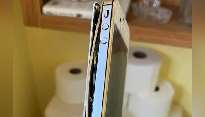 'Suprised' woman finds her iPhone after 10 years in toilet - Vimarsana News