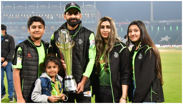 Mohammad Hafeez poses with wife Nazia Hafeez and their three children after claiming the PSL 2022 trophy in finale against Multan Sultans. Photo: Twitter/naziahafeez8