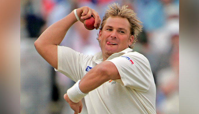 Australias Shane Warne bowls to Englands Matthew Hoggard on the first day of the second Ashes Test at Edgbaston in Birmingham, central England August 4, 2005. — Reuters