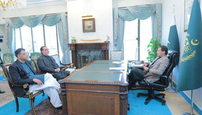 Prime Minister Imran Khan held a meeting with Governor of Sindh Imran Ismail and Federal Minister for Planning, Development, Reforms, and Special Initiatives Asad Umar on March 4. — Twitter