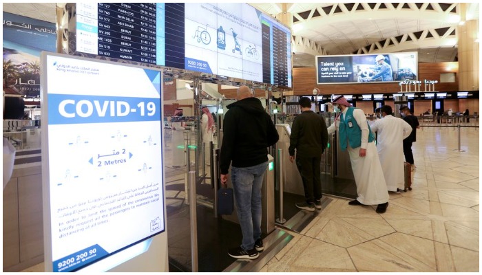 Saudi nationals scan their documents at a digital-Immigration gate at the King Khalid International Airport. Photo: Reuters