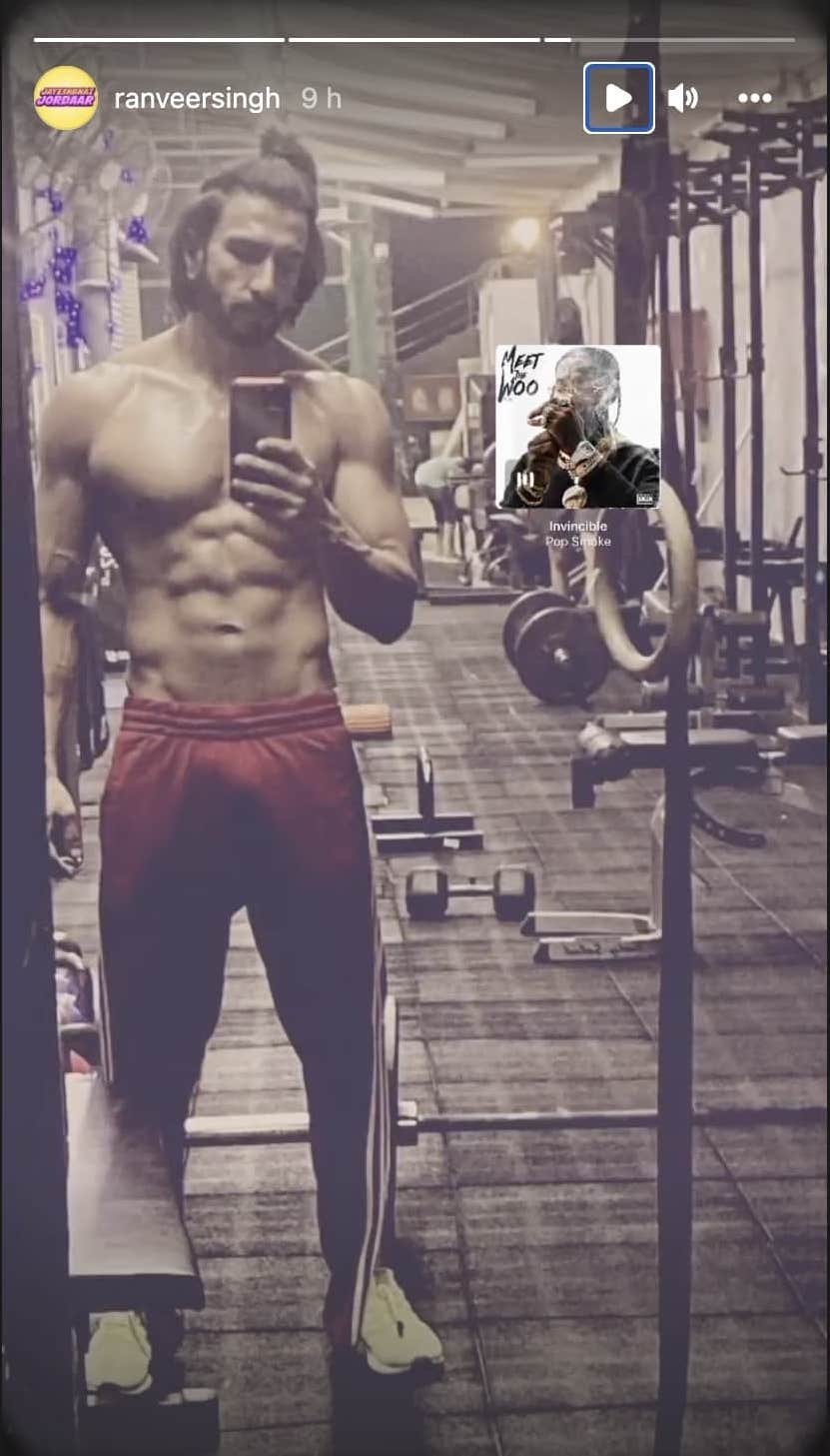 Ranveer Singh shows off his ripped physique in latest mirror selfie: See