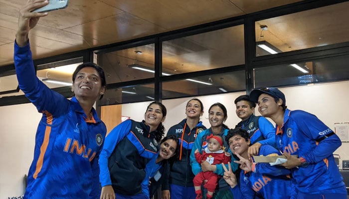 Indian team poses for a picture with Pakistan skipper Bismah Maroof and daughter Fatima — ICC Twitter