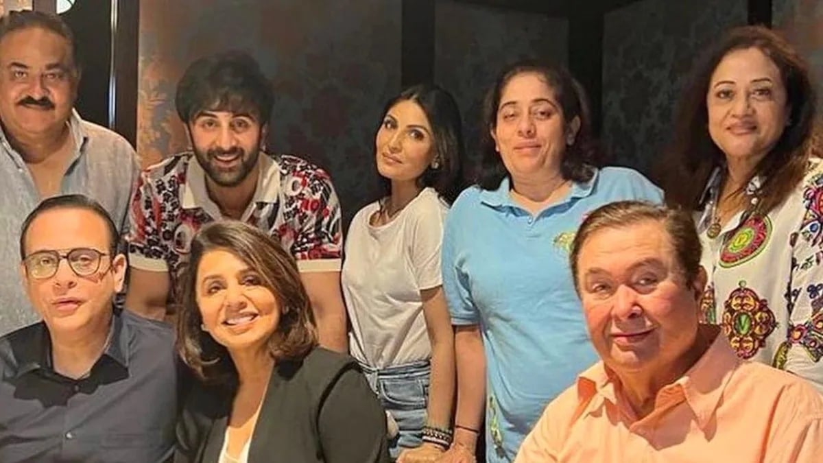 Ranbir Kapoor enjoys dinner with his loved ones, see photos here
