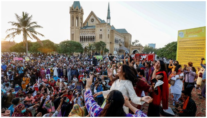 Orang-orang berpartisipasi dalam Aurat March atau Womens March, untuk memperingati Hari Perempuan Internasional di Karachi, Pakistan, 8 Maret 2021. Foto: Reuters