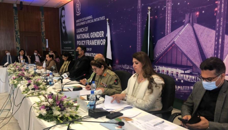 Menteri Federal untuk Perencanaan dan Pembangunan, Asad Umer, mengumumkan peluncuran kerangka Kebijakan Gender Nasional.  Foto: Twitter