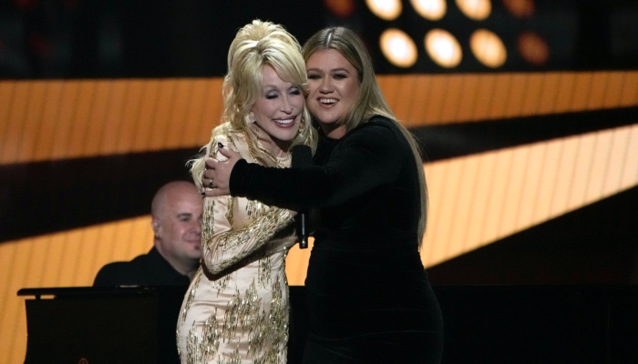 Kelly Clarkson pays heartfelt tribute to Dolly Parton at 2022 ACM awards