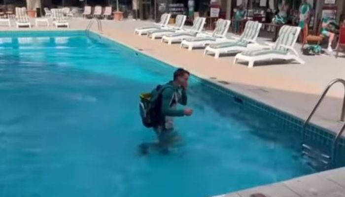 Alex Carey jatuh di kolam renang hotel, membuat para pemain Australia tertawa terbahak-bahak