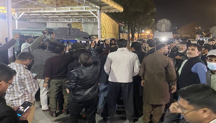 Chaotic scenes outside the Parliament Lodges in Islamabad as the police entered the building to arrest Ansar-ul-Islam workers. — Twitter