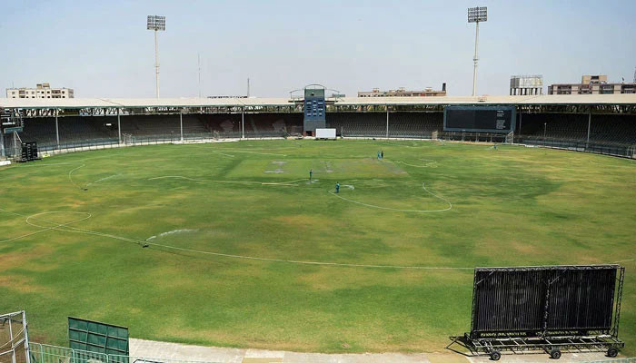 Lapangan Karachi menawarkan kontes yang menjanjikan antara kelelawar, bola