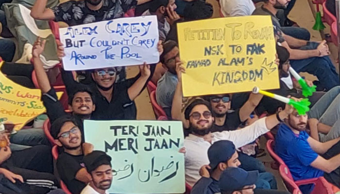 Penggemar kriket Karachi membawa A-game mereka ke National Stadium