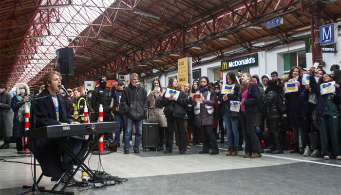 Tom Odell cântă pentru refugiații ucraineni la Gara Română
