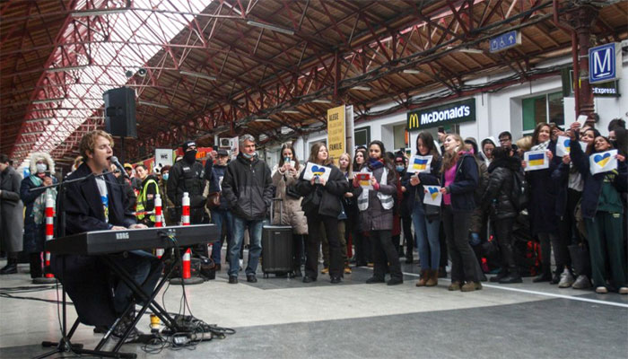 Tom Odell sings for Ukrainian refugees at Romanian station