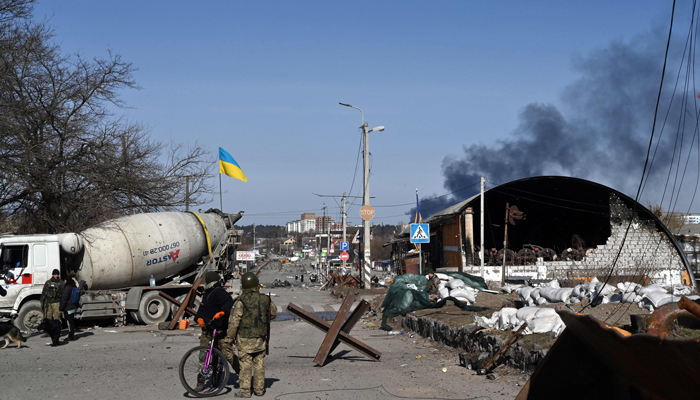 Ukrainian soldiers are on guard in Irpin, north of Kyiv, on March 12, 2022 .— AFP