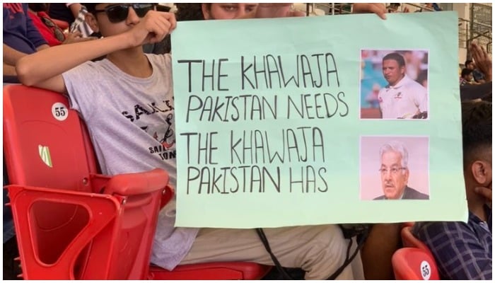 Fan holding a placard duringthe second day’s play between Pakistan and Australia.— Twitter