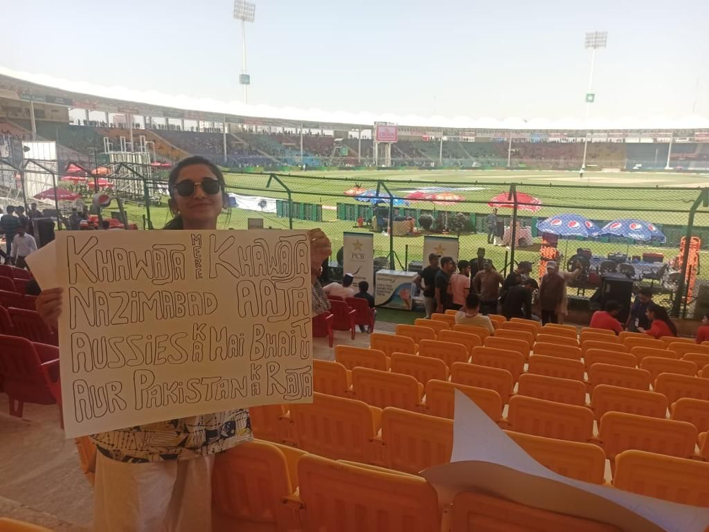 Fan holding a placard during the second day’s play between Pakistan and Australia. — Faizan Lakhani