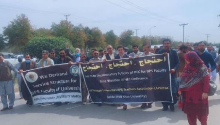 Faculty members representing almost 200 public universities organised a sit-in protest in front of the Higher Education Commission (HEC)Twitter: @APUBTA_Official