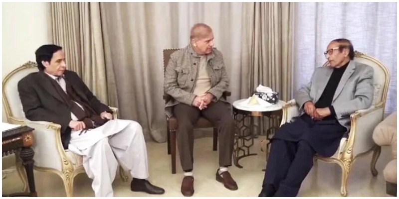 Punjab Assembly Speaker and Acting Punjab Governor Chaudhry Pervaiz Elahi (left), Leader of the Opposition in the National Assembly and PML-N President Shahbaz Sharif (centre), and former prime minister Chaudhry Shujaat Hussain at the Chaudhry brothers residence in Lahore, on February 13, 2022. — Twitter