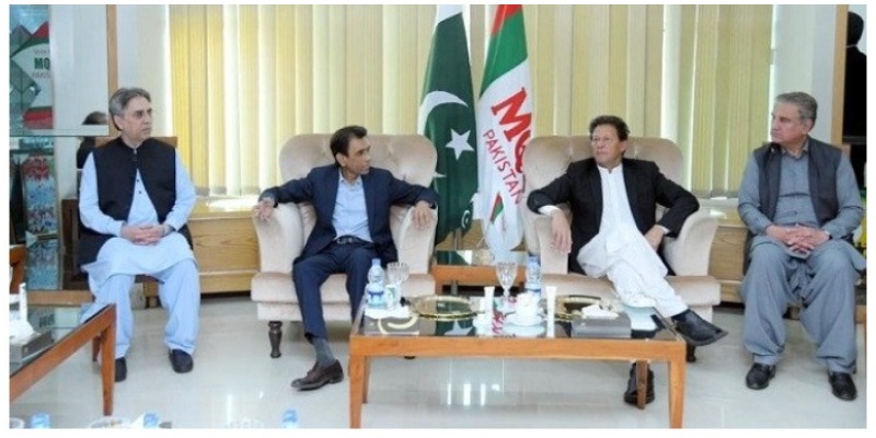 Prime Minister Imran Khan (C) meets MQM-P leadership during his visit to Karachi. Photo:Radio Pakistan