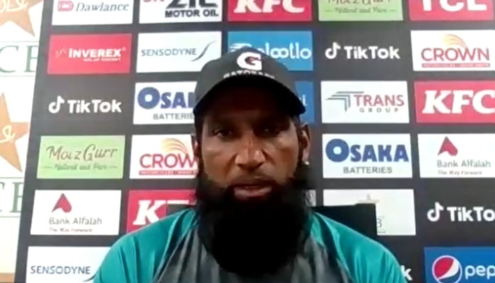 Pelatih batting Pakistan Mohammad Yousuf berbicara kepada wartawan setelah berakhirnya Tes Australia-Pakistan hari ketiga di Karachi, pada 14 Maret 2022. — Foto oleh penulis