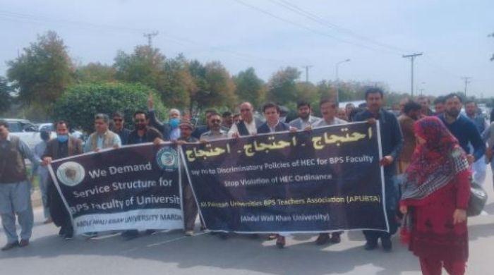 Here is why professors of public universities are protesting against the HEC