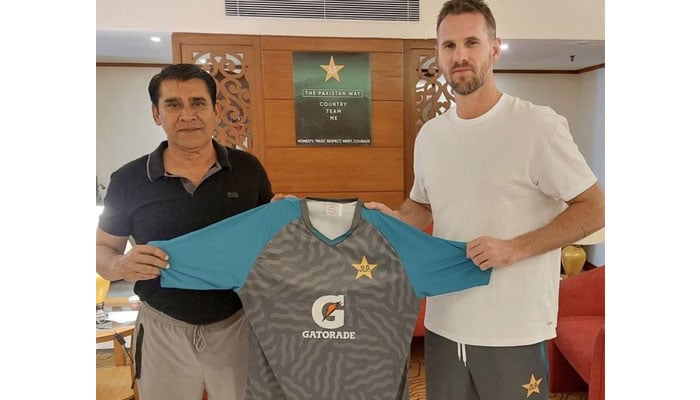 Pakistan team manager Mansoor Rana (L) gave Pakistan new bowling coach Shaun Tait his team jersey. — Twitter