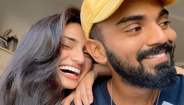 Athiya Shetty comes to pick KL Rahul at the airport, takes the internet by storm: Watch