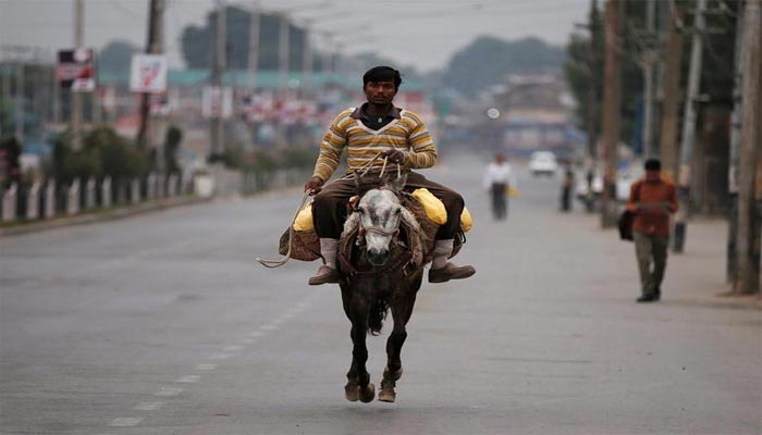 Seorang pria mengendarai kuda poni saat jam malam di Srinagar 15 Juli 2016. — Reuters/Danish Ismail