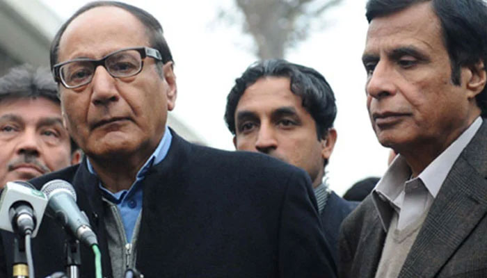 Chaudhry Shujaat Hussain standing alongside Chaudhry Perves Elahi and other PML-Q members. — AFP/File