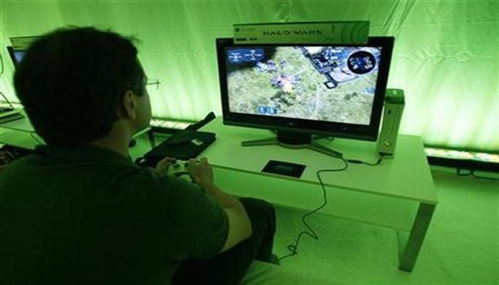 A visitor plays the Halo Wars video game during the 2008 E3 Media & Business Summit in Los Angeles on July 15, 2008. Reuters/Mario Anzuoni