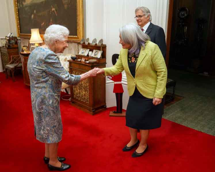 Frail-looking Queen Elizabeth welcomes guests for tea