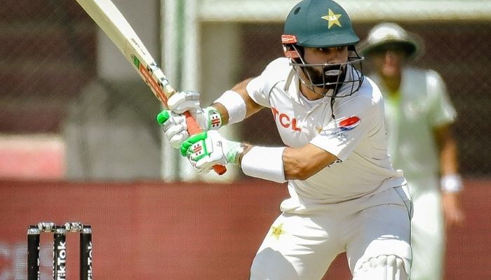 ‘Ayah seratus’ Babar Azam yang tak terkalahkan membuat harapan Pakistan tetap hidup