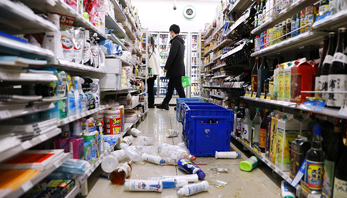 Le merci sparse causate da un terremoto sono visibili in un minimarket a Sendai, nella prefettura di Miyagi, in Giappone, il 17 marzo 2022, in questa foto di Kyodo.  - Reuters