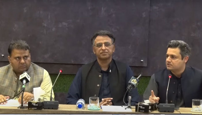 Federal Ministers Fawad Chaudhry, Asad Umar and Hammad Azhar addressing a press conference. — Screengrab via Geo News Live