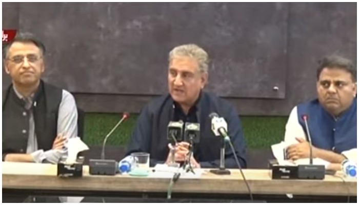 Foreign Minister Shah Mahmood Qureshi addresses a press confernece with Information Minister Fawad Chaudhry and Planning Minister Asad Umar. — Screengrab/Geo News