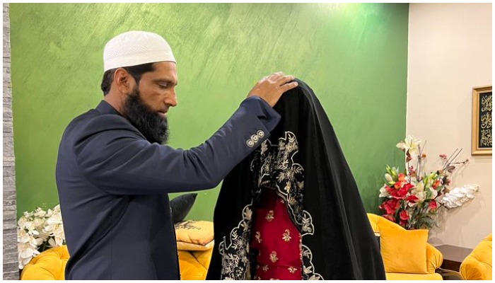 Mohammad Yousaf and his daughter on her wedding day. — Twitter/yousaf1788