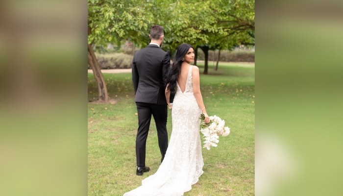 Pasangan pengantin baru berpose untuk foto — Instagram/vini.raman